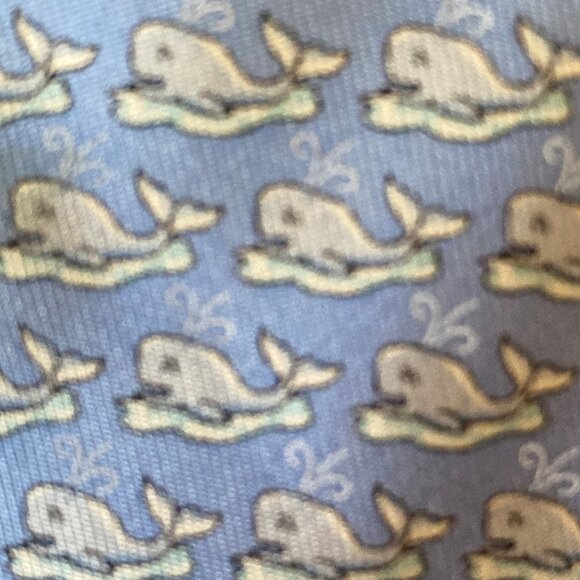 100% Silk Vineyard Vines Shep & Ian Blue Whales Beach Ocean Sea Marine Men's Tie - Picture 2 of 7